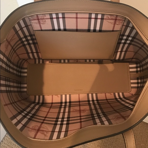 Burberry - Medium Coated Leather Tote with Zip - Picture 2 of 3